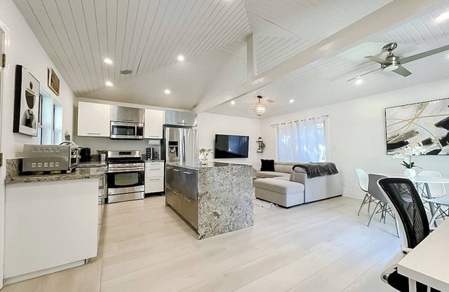Pristine 1BD/1BA Bungalow + Hot Tub
