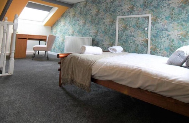 Spacious 4 bed flat with free parking