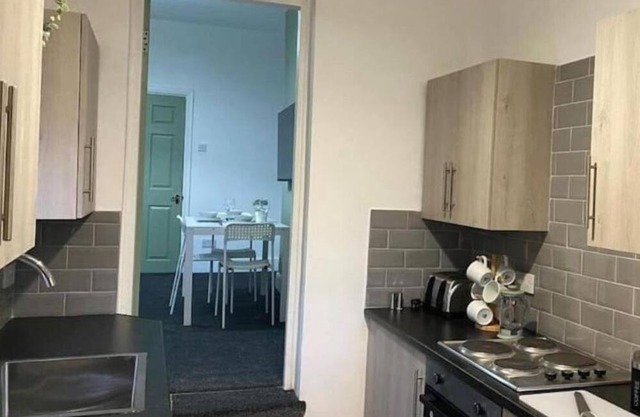 3 bdrm flat 5 beds, free parking
