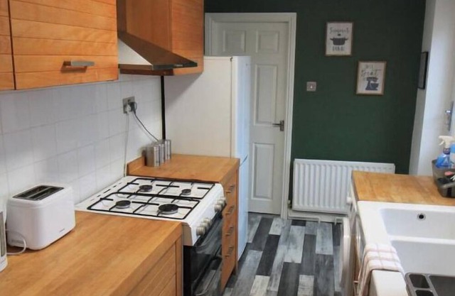 Cosy 3 bedroom apt free parking central location