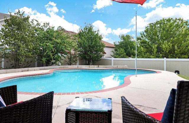 This house is a 5 bedroom(s), 2.5 bathrooms, located in Live Oak, TX.