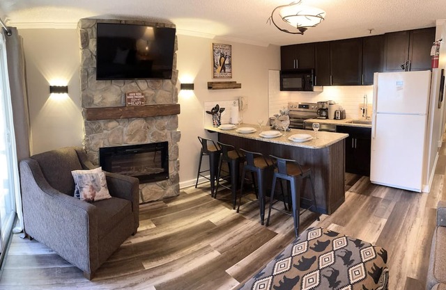 ML 104 – Delightful Ski-In/Out 2BR, Slope View, Deck, A/C