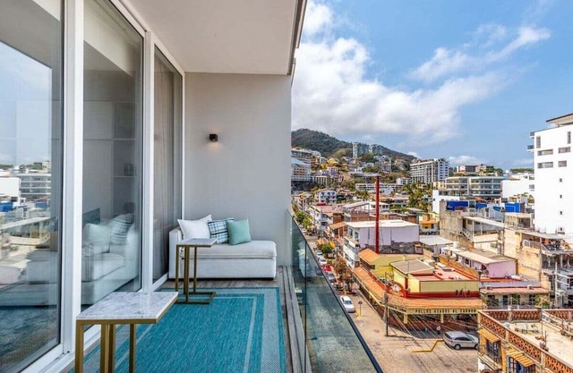 Luxurious 2 bed 2 bath. Avida!