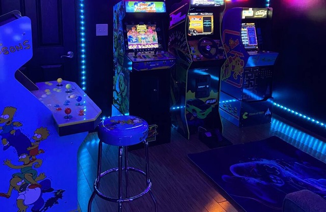 Arcade room, pool table, 2200sq ft across from ocean!