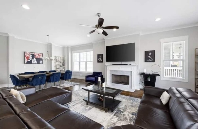 Beautifully spacious 4 bed/ 4 bath house with game room in the heart of Atlanta!