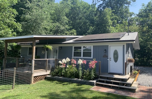 Private 2 BR Home w/ Yard & Hot tub. 10 min to Downtown!