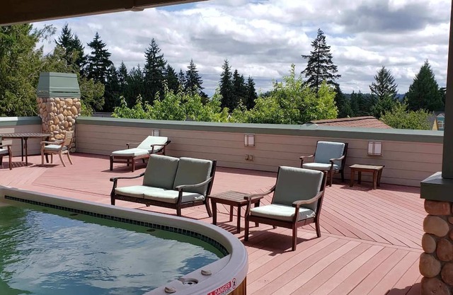 Walkable Location with Rooftop Deck and Sauna - Cascade