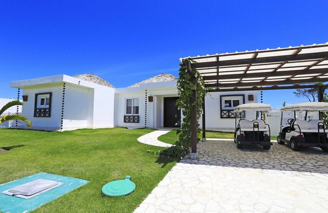 Oceanview three-bedroom villa #16
