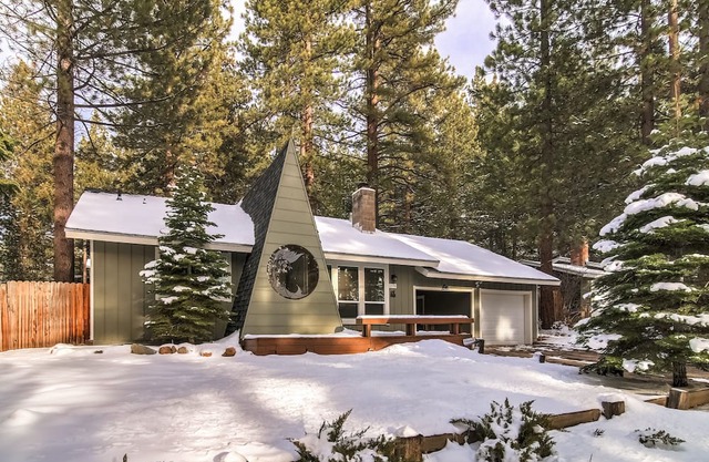 The Bear Creek Cabin is an immaculate 2 bedroom Tahoe retreat.