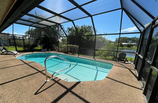 Great family home with a new sparkling pool,lovely lake view, 5 Minutes to beach