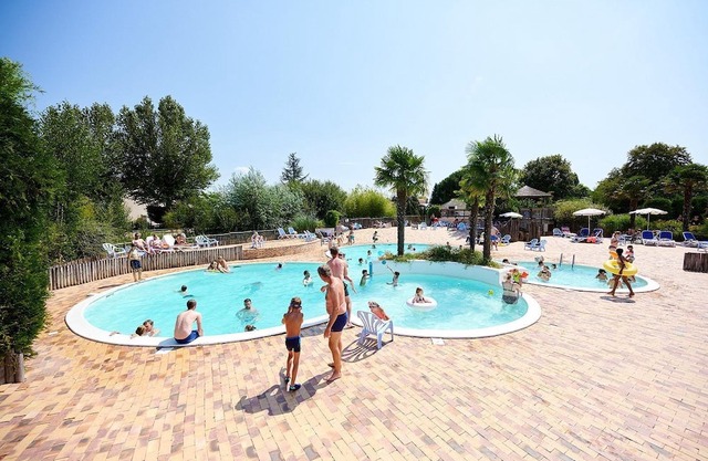 Luxe Sanitary XL 6 pers Villatent at 5-Star Camping Les Bois du Bardelet