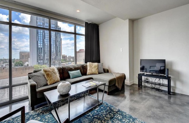 The Littlefields by Lodgewell, Stylish Loft, Downtown Views