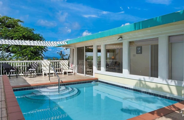 Private Pool villa. Walk to Sapphire Beach