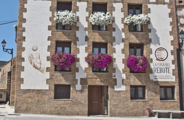 THE HOUSE OF THE REBOUND. Barda study: 2 beds of 90cm, bathroom, living room-kitchen-dining room.