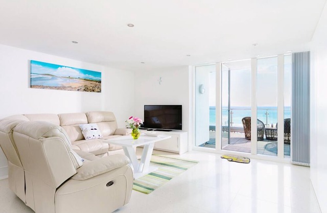 25 Rocklands-Modern apartment with spectacular ocean views, large private terrace. Secure parking