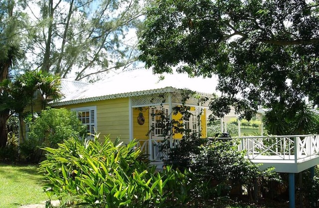 Gingerbread Cottage 2 bed with pool, seaviews, Nr Holetown St. James