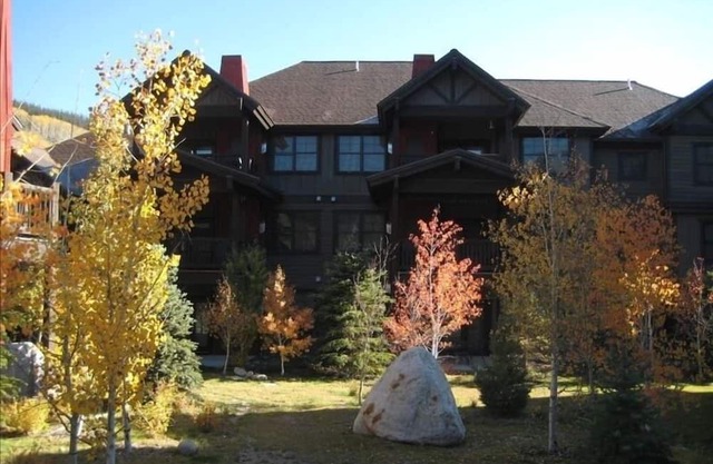 New Upscale Condo. Mountain Views. Near New Lift & Ski School.
