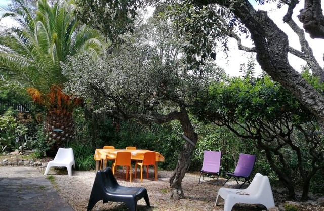 Seaside and very quiet, ground floor villa renovated 6 people 90 m2 in beautiful garden