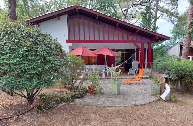 House sleeps 6, partial view of the Bassin, shady garden, near the ocean