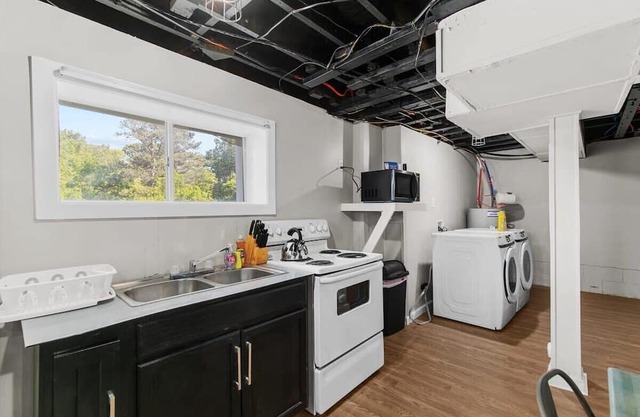 Broadmoor Bungalow - Unit B