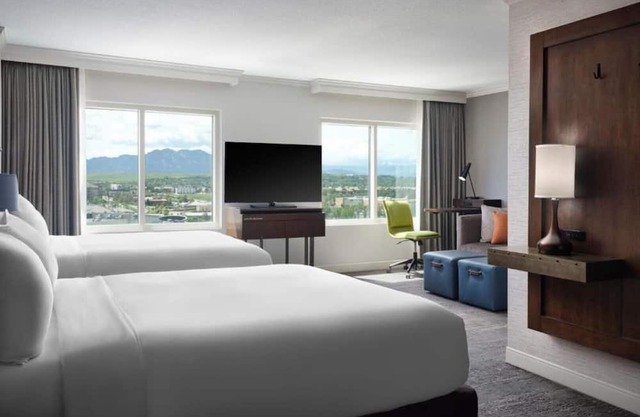 Fully renovated all-suite hotel with views of the Flatirons