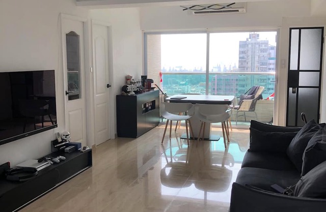 Charming 2-bedroom building in welcoming Kowloon with sunset view balcony