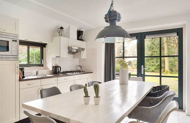 Detached holiday home with alcove bed, perfect for families.