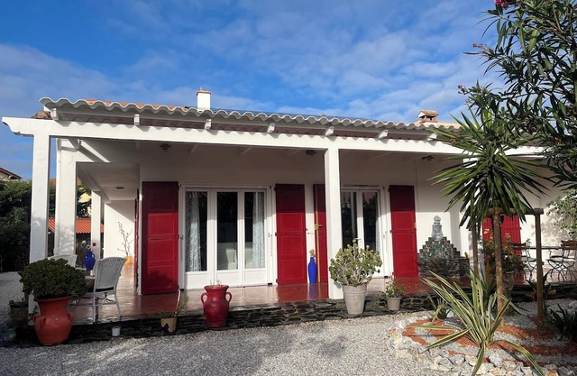 4-sided single-storey villa on 600 m² plot. Beach 80 meters away.