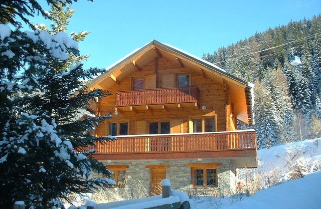 12-PERSON WOODEN CHALET 100 meters from resort center and cable car