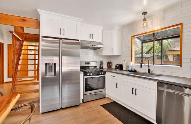 Sugar Bear Pines- Modern Relaxing Family Retreat w/Hot Tub