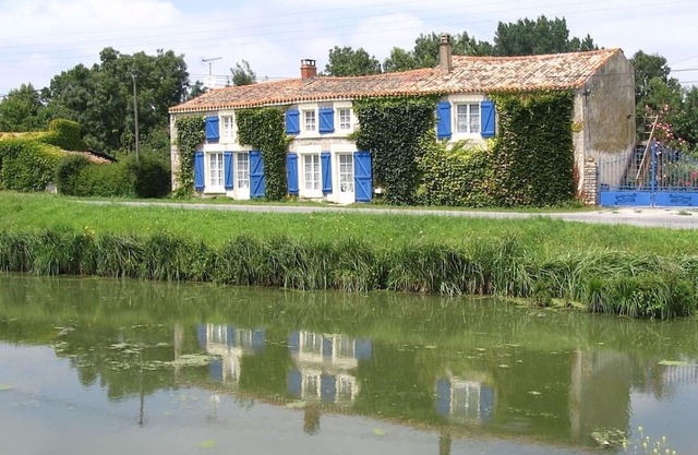 Traditional Farmhouse sleeps 12/14, central heating, open fireplace