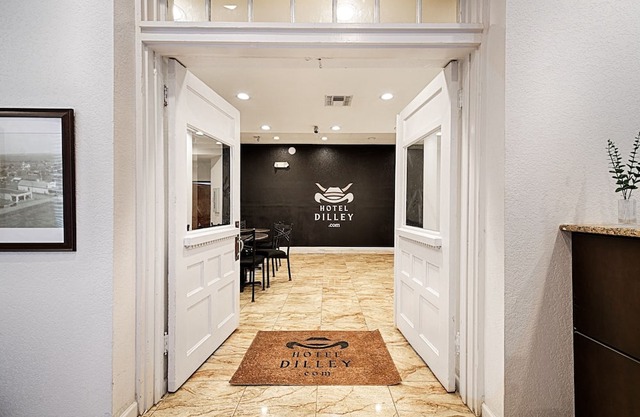 Historic Hotel Dilley Grand- 2 Double Beds