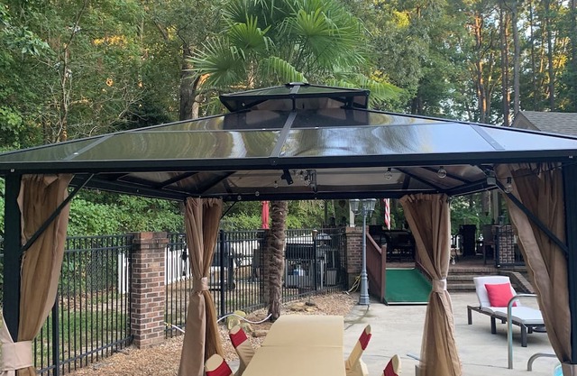 treetop Paradise- pool, 6 beds, sand volleyball, outdoor Kitchen, & movie room