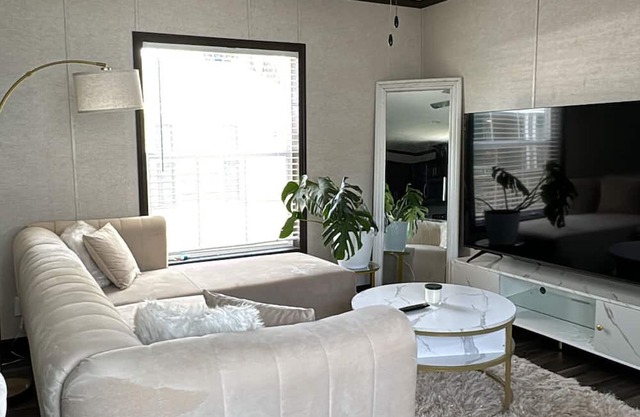Cozy 2-bedroom mobile home in awesome Clinton Township with AC, WiFi