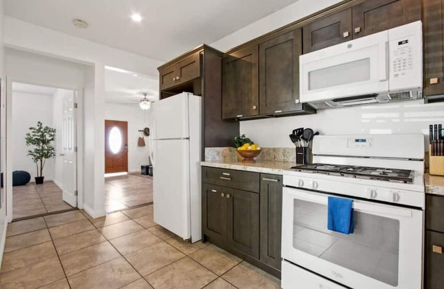 Serenity Stay BBQ 2-Bedroom Sanctuary with Backyard and High-Speed Internet
