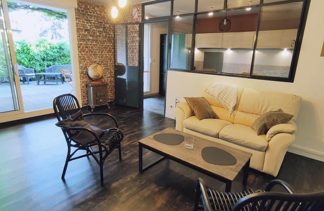 Bamboo and Cherry Apartment 5 minutes from downtown!