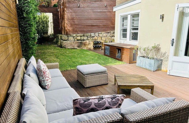 Modern, private garden apartment. 5 mins from beach. Pet friendly!