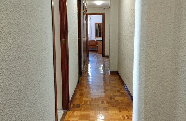 Tranquil 4-bedroom apartment with WiFi in Zaragoza
