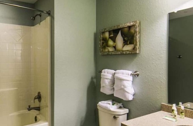 Cozy 2-bedroom resort with WiFi, AC in charming Davenport