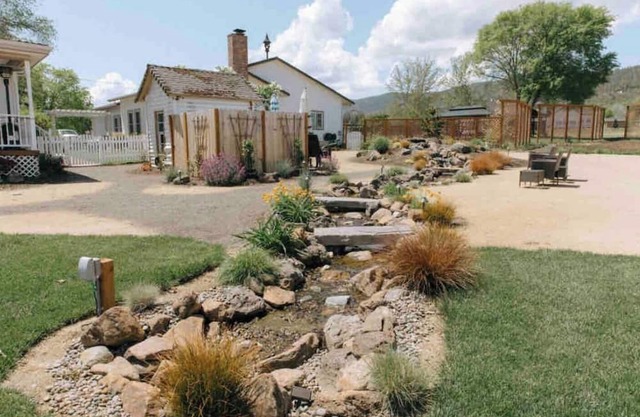 This boutique hotel is a 1 bedroom(s), 1 bathrooms, located in Central Point, OR.