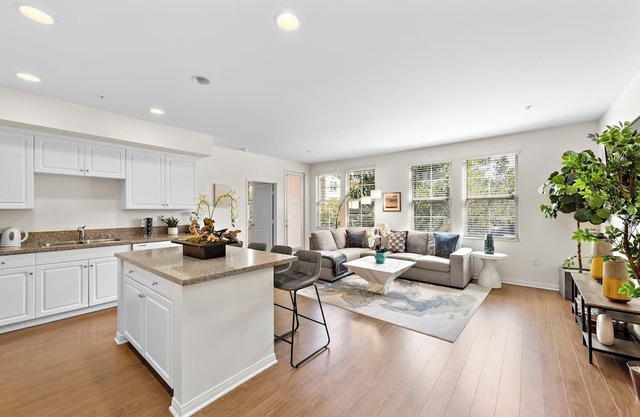 Luxurious 2Bed 2 Bath Beauty near Irvine Spectrum. Centrally located!