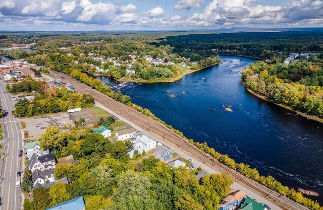 Serene Riverside Retreat: 4BD Getaway near Bangor