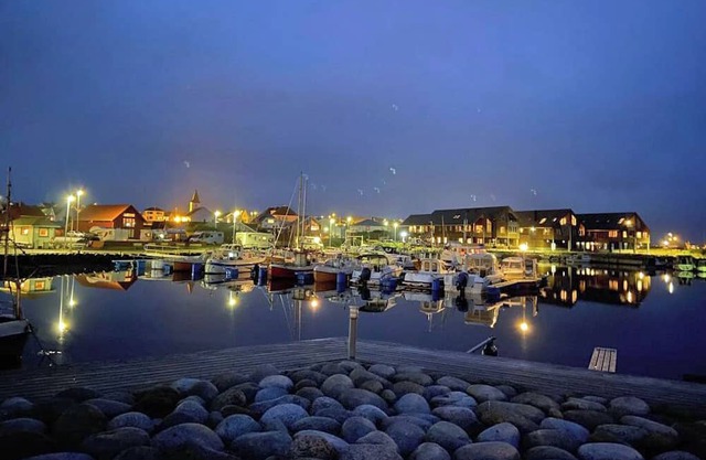 Holiday home 'Lista Maritim 5', built 2021, at the guest harbor in Borhaug-Borshavn near Farsund, Listafjorden, southern Norway, 7+2 persons, 135 m² living space, panoramic windows and south-facing balcony. south-facing balcony, modern furnishing.