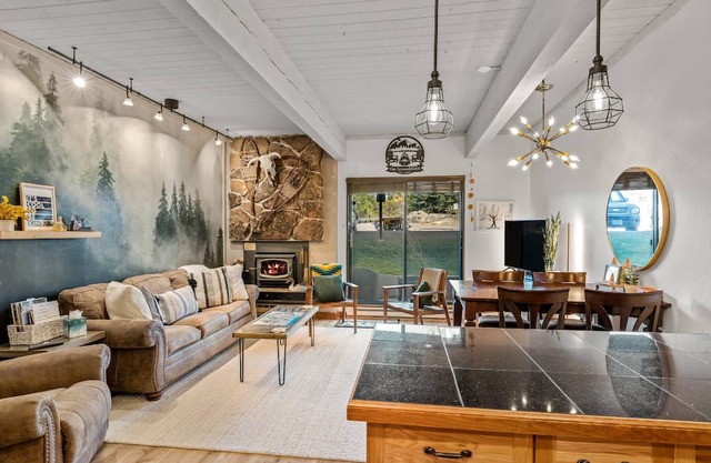 True Ski In/Out+HotTub-Pool-Gym-FreeShuttle-Wood Fireplace-Private Grill/Patio/Ski Locker-JustListed