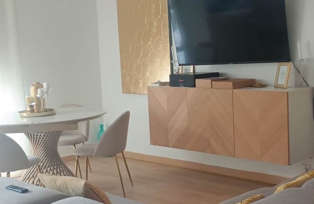 Detailed description of the accommodation: from the tramway 5 minutes from st Denis station