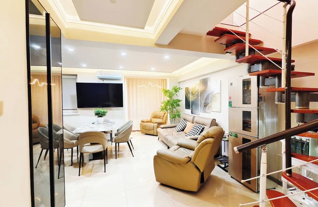 Beautiful penthouse apartment in Shenyang with full amenities, kitchen, WiFi, AC