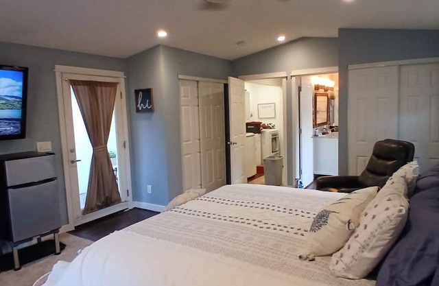 Cozy studio in peaceful Gresham with WiFi, AC