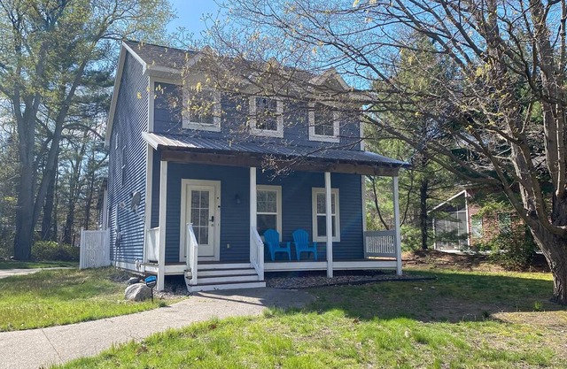 Charming house four blocks from Lake MI, with screened porch, yard games, & AC