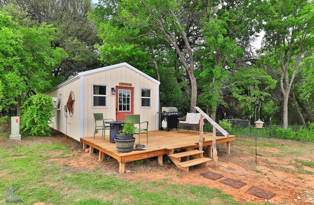 Cozy 1 bd cabin "The Cowboy", on Christmas tree farm near Perini Ranch