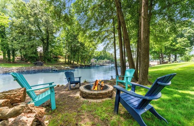 Lakeside Surprise by AvantStay | Waterfront + Firepit, Ping Pong, Private Dock